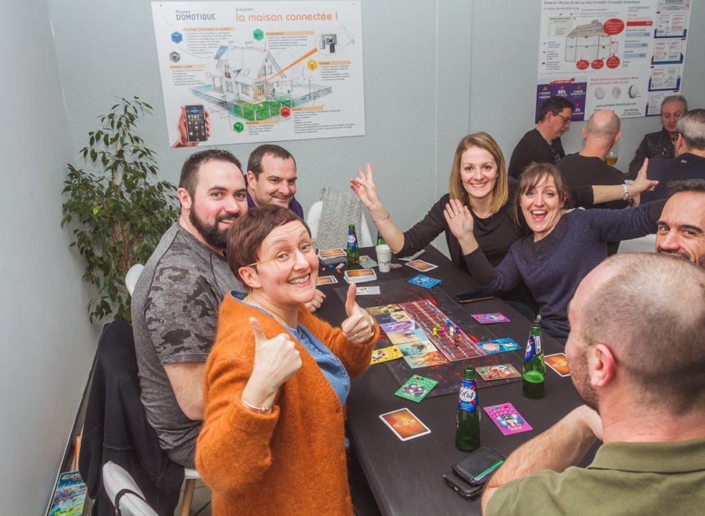 personnes qui jouent à des jeux de société autour d'une table