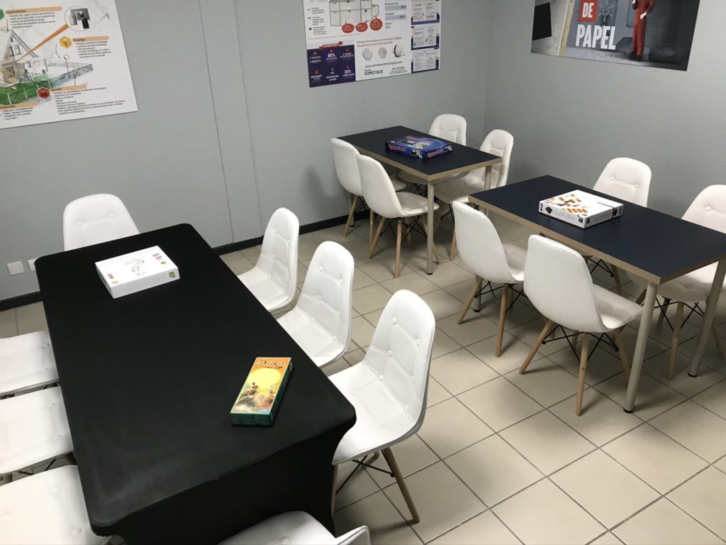 salle de réunion Casa de Papel installée pour la soirée jeux de société 