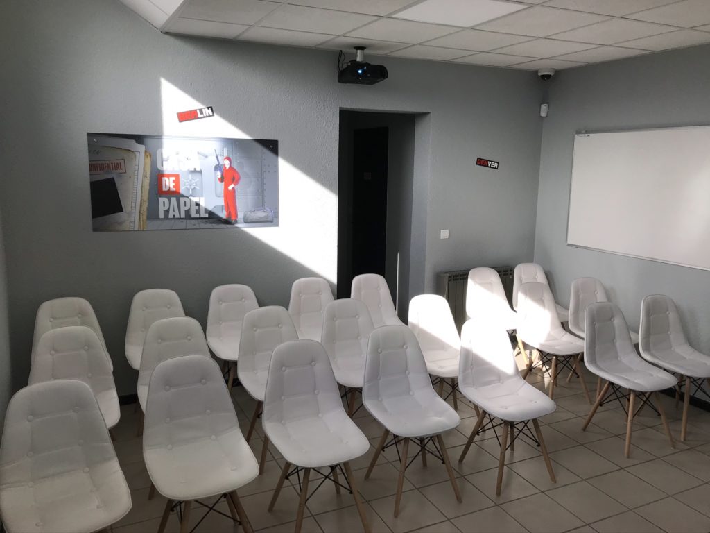 chaises dans salle de reunion