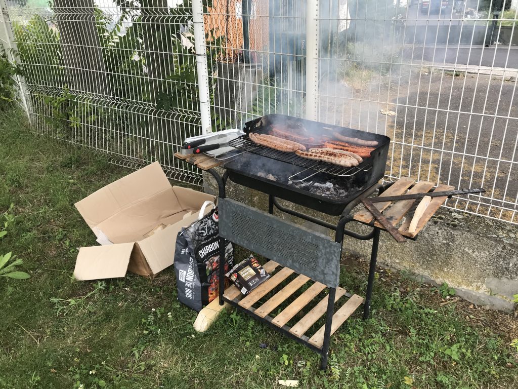 barbecue saucisses grillage