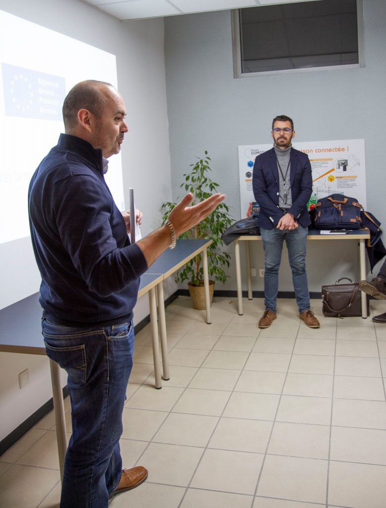 Mickaël Vialat et une autre personne donnent une conférence 