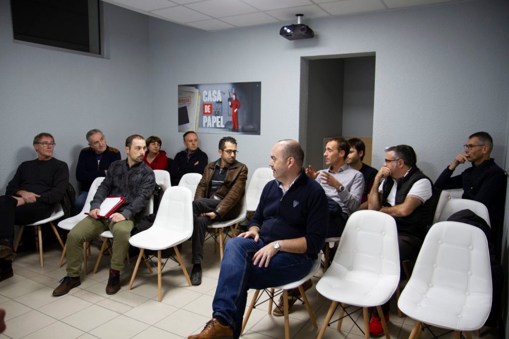 Les membres de l'association e-commerce Auvergne durant la conférence dans la salle de réunion casa de papel 