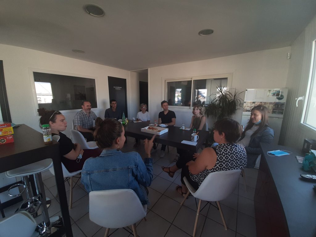 Marine, Alexia qui est en alternance chez Païma au sein d'eComWork, Mickaël, Lilian, Marie-Christine, Lucas, Marine, Elise et Véronique lors du petit déjeuner des coworkers ce matin autour de la table noire. sur des chaises blanches