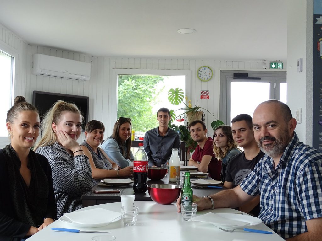 équipe eComWork lors du repas barbecue dans les locaux. Avec Lilian, Lucas, Marine, Mickaël, Marine et Véronique 