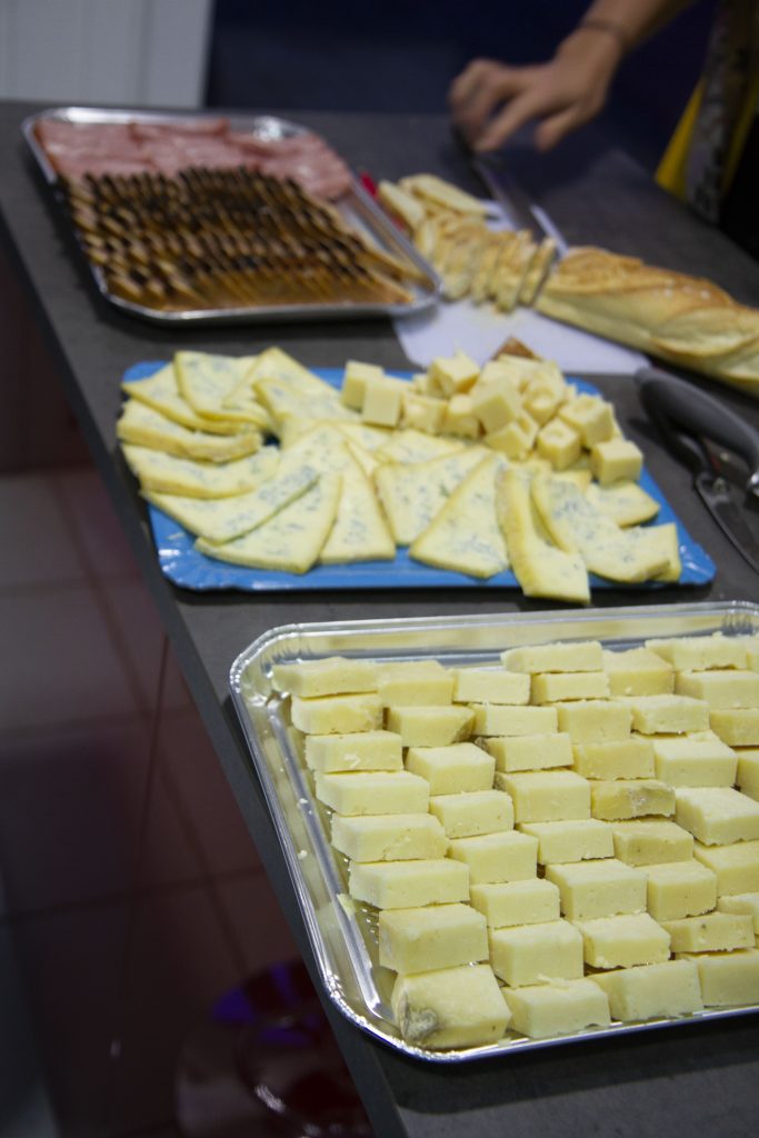 fromage dans des plateaux sur la table