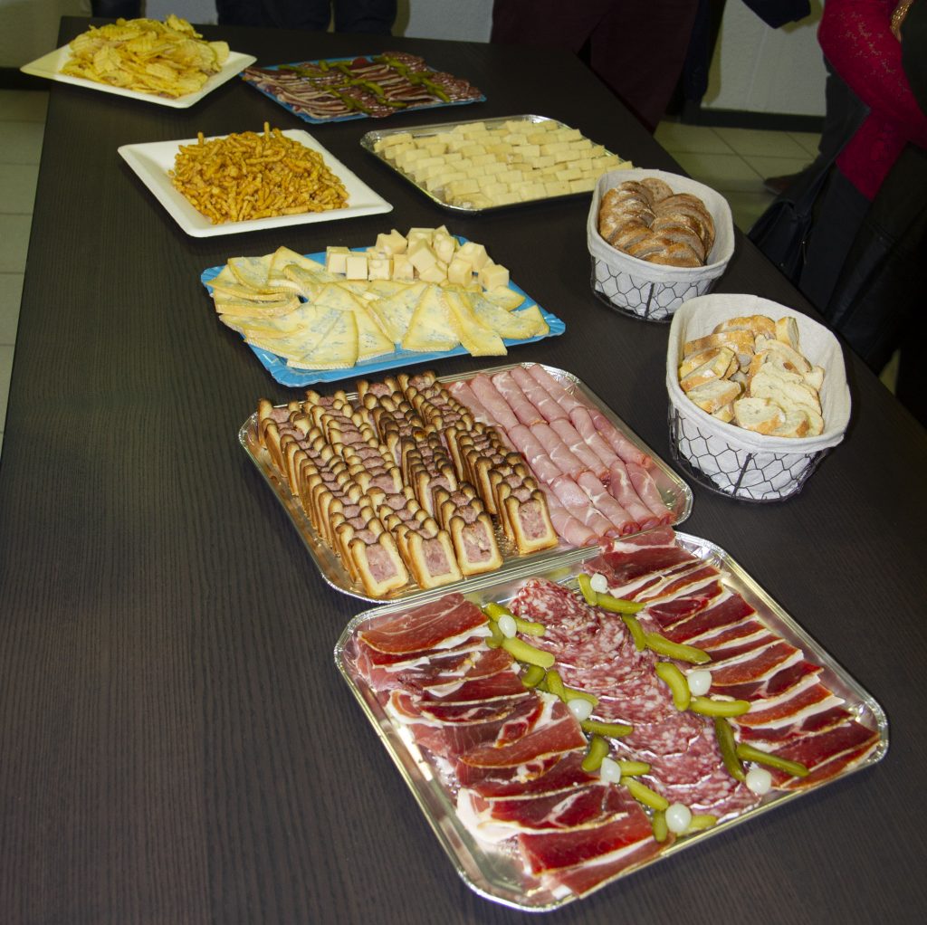 charcuterie posée sur la table